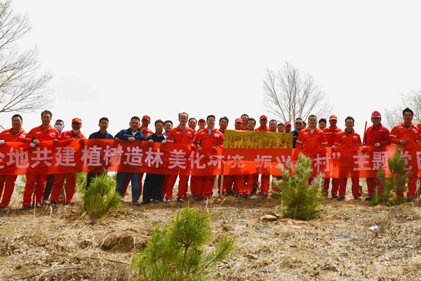 邦达环保与长庆油田第六采油厂联合开展“企地共建 植树造林 美化环境 振兴乡村”的植树主题党日活动
